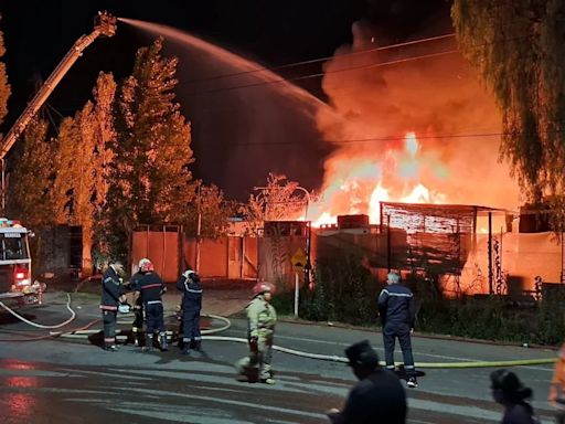 Un impactante incendio en Mendoza quemó un galpón de camiones, dos casas y varios vehículos