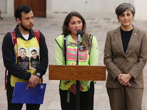 Madre chilena llega a pie a La Moneda para recaudar fondos para la distrofia de su hijo
