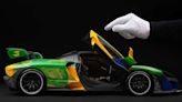 Este McLaren tributo a Senna en miniatura cuesta lo mismo que un auto real, ¿Por qué? - La Tercera