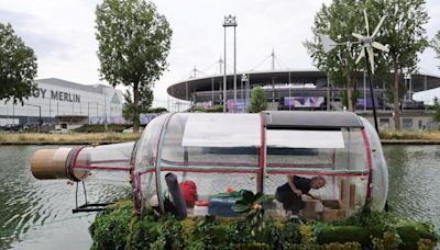 Para los JJOO, el artista Abraham Poincheval se encierra 10 días en una botella gigante sobre agua