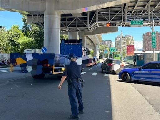 三峽死亡車禍！機車閃客運與大貨車擦撞 後座乘客慘遭輾斃