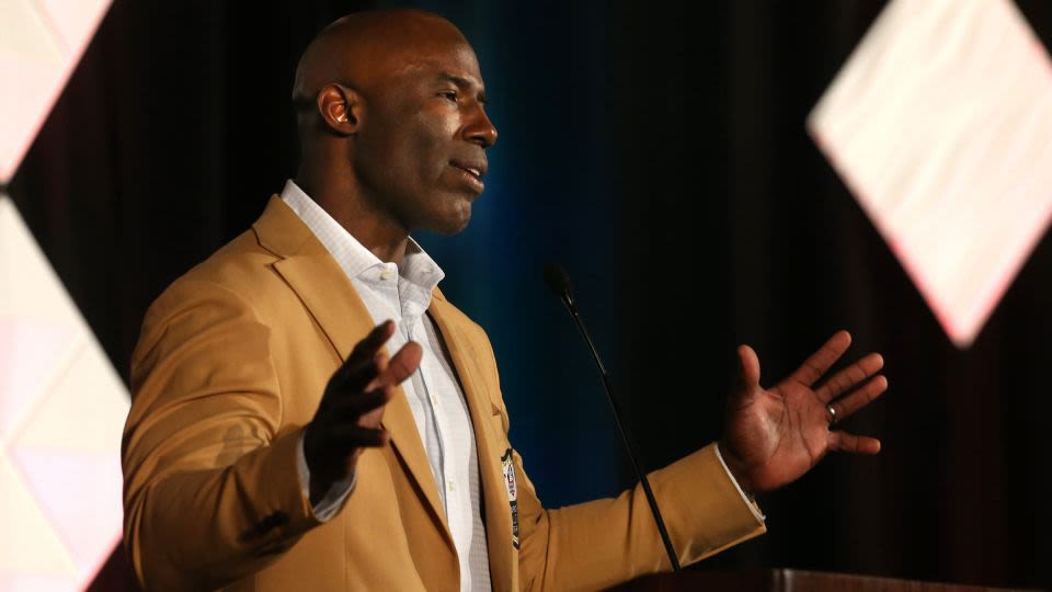 United Airlines says flight attendant in Terrell Davis incident is no longer employed and NFL legend’s ‘no fly’ ban is lifted