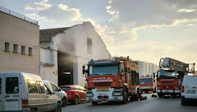 Los bomberos sofocan un incendio en una nave de Tomelloso