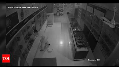 Caught on cam! Thieves break lock using 'chadar', steal watches worth Rs 23 lakh in Maharashtra's Badlapur | Thane News - Times of India