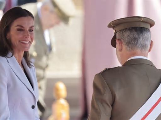 El lado más protector de la Reina Letizia, al descubierto en la jura de bandera de Felipe VI: los gestos que la delatan