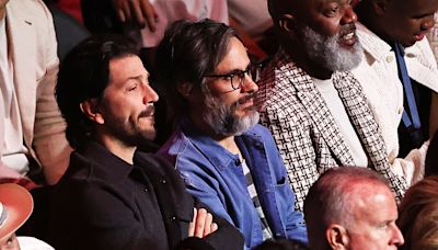 Diego Luna y Gael García Bernal causan sensación en la pelea de 'Canelo' Álvarez