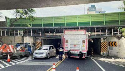 大貨車未注意限高撞涵洞 警成一日理貨員幫搬貨