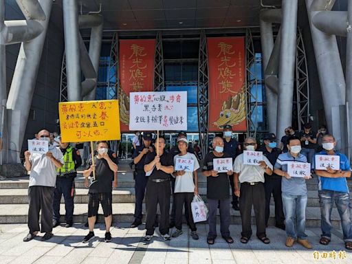 黃敏惠心腹吳健榮貪污判刑！民團舉牌批用人不當、貪官寄生市府