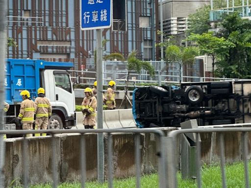 灣仔凍肉貨車翻側 熱心男助出司機及跟車工