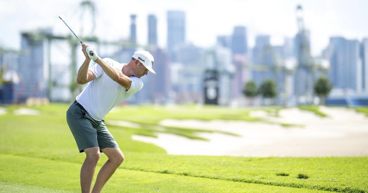 Munoz shoots 6-under 65, leads LIV Singapore after 1st round