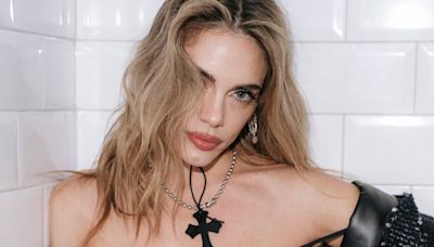 Emilia Attias posó en lencería al borde de la censura: estrenó un corset de encaje bicolor y marcó tendencia en Instagram