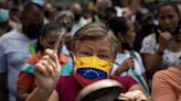Empleados públicos venezolanos protestan con "ollas vacías" y reclaman pagos