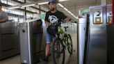 ¿Cómo funcionan los aparcamientos de bicicletas y patinetes del Metro de Sevilla?