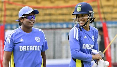 Thrust into the Bengaluru limelight, Smriti and Asha sparkle at ‘home’