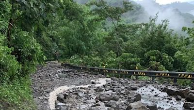 快訊/嘉義159甲線28K「落石雨」鋪滿道路 預警性封閉