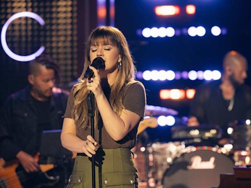 Fans Say This is Kelly Clarkson's 'Coolest' Kellyoke Ever