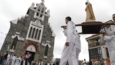 La procesión marinera anima el vermú en San Juan de la Arena: 'Estamos muy orgullosos de nuestro pueblo'