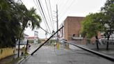 Caída de poste del tendido eléctrico es un peligro en la calle Pablito Mirabal, de La Castellana
