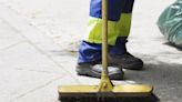 Gorras especiales y botellas congeladas: la odisea de trabajar en la calle en verano