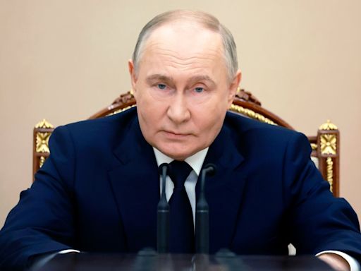 Ukraine-Russia news – live: Putin ‘ready to freeze war’ but says Zelensky has no legitimacy after term expiry