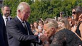 Los reyes Carlos y Camilla reciben el cariño de los británicos a las puertas del Palacio de Buckingham