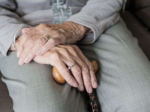 長照悲歌！香港60歲兒暴斃 82歲癱母無人照顧「活活餓死」