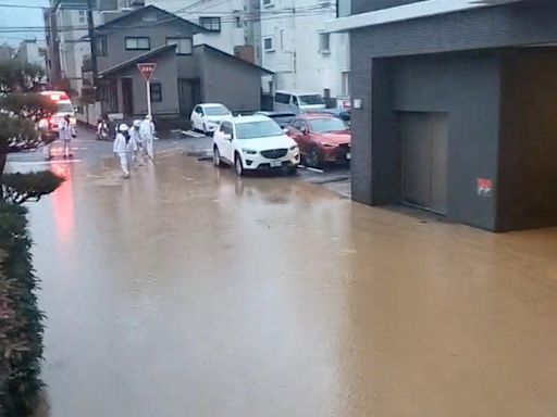 影》日本豪雨「松山城」山腳整片塌！大樹噴進陽台 3人活埋 - 國際
