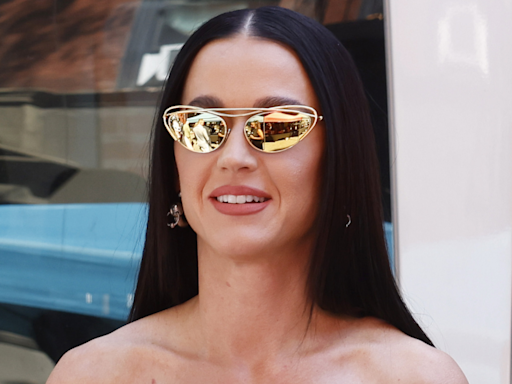 Katy Perry en robe transparente dans une position pour le moins équivoque, elle dévoile son postérieur sur Instagram