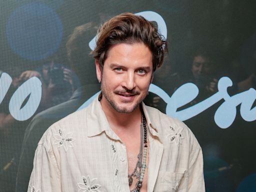 Manuel Carrasco sorprende con su nueva imagen en Cannes: pelo engominado y vestido de Givenchy