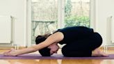 3 posturas de yoga que te harán más alta