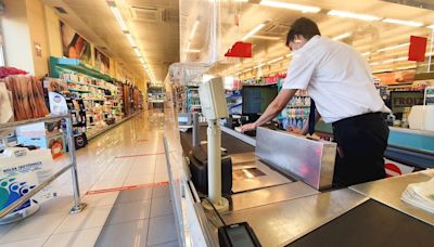 ¿Cuánto cobra un cajero de supermercado? Este es su salario medio