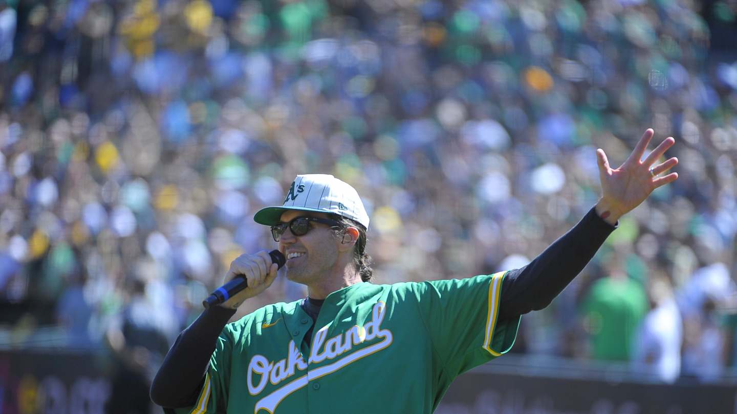 Barry Zito Belts National Anthem to Begin A's Final Game at Oakland Coliseum