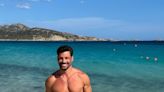 Cauã Reymond mostra abdômen trincado em praia da Itália e amigo famoso comenta: 'Mamma mia'