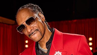 See Snoop Dogg Make His Epic The Voice Debut By Smoking His Fellow Coaches (Literally) - E! Online