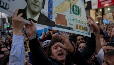 Repentinamente, los argentinos necesitan pesos y venden dólares