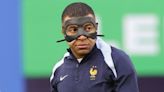 Mbappé, con nueva máscara, marca doblete en práctica de Francia