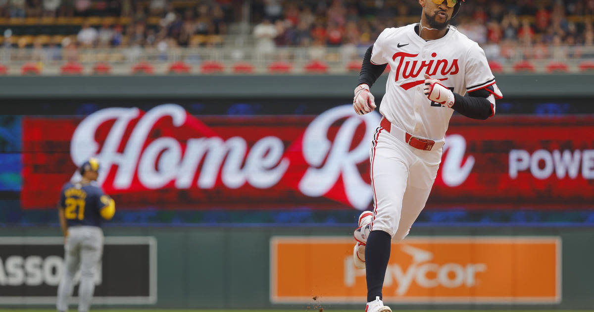 Rhys Hoskins' go-ahead homer in 8th lifts Brewers over Twins, 8-7