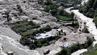 四川康定山洪爆發致屋毀橋斷 已有8死19失蹤