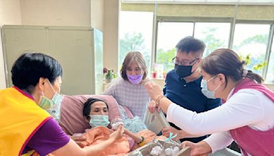 北榮桃分院安寧病房母親節活動 兒女為媽媽做精油按摩