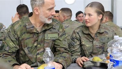 El Rey visita por sorpresa a la Princesa Leonor durante sus maniobras militares