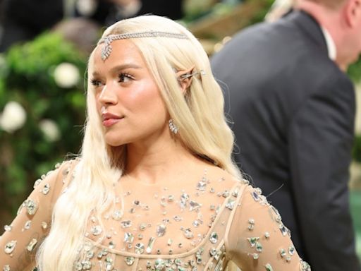 Karol G sorprende con su aparición (¡y orejas puntiagudas de duende!) en la Met Gala