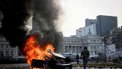 阿根廷總統改革法案通過 國會外爆示威！防暴警察丟催淚瓦斯驅離