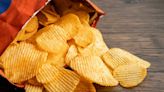 Prohíben aromas de humo en papas fritas por vínculo con el cáncer