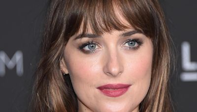 Dakota Johnson y su escote hasta el ombligo se llevan todos los 'flashes' en Nueva York