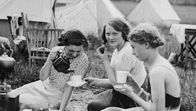 30 vintage photos of people camping show how different it used to be