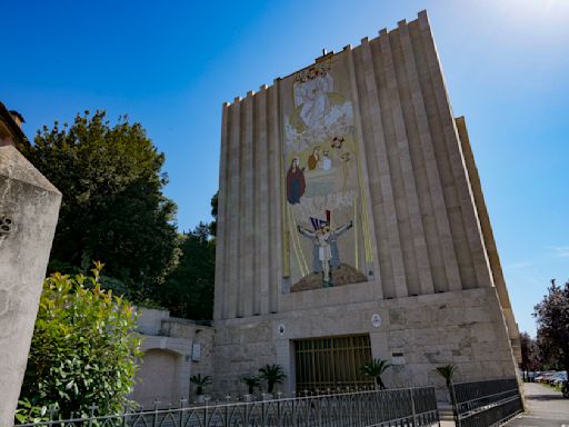 Caballeros de Colón taparán mosaicos de artista exjesuita acusado de abusar de mujeres