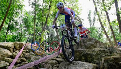 Pauline Ferrand-Prévot championne olympique du VTT cross-country aux JO de Paris, 5e médaille française