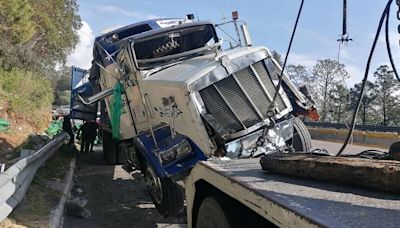 Tráiler cargado de chiles termina volcado sobre la autopista México-Puebla