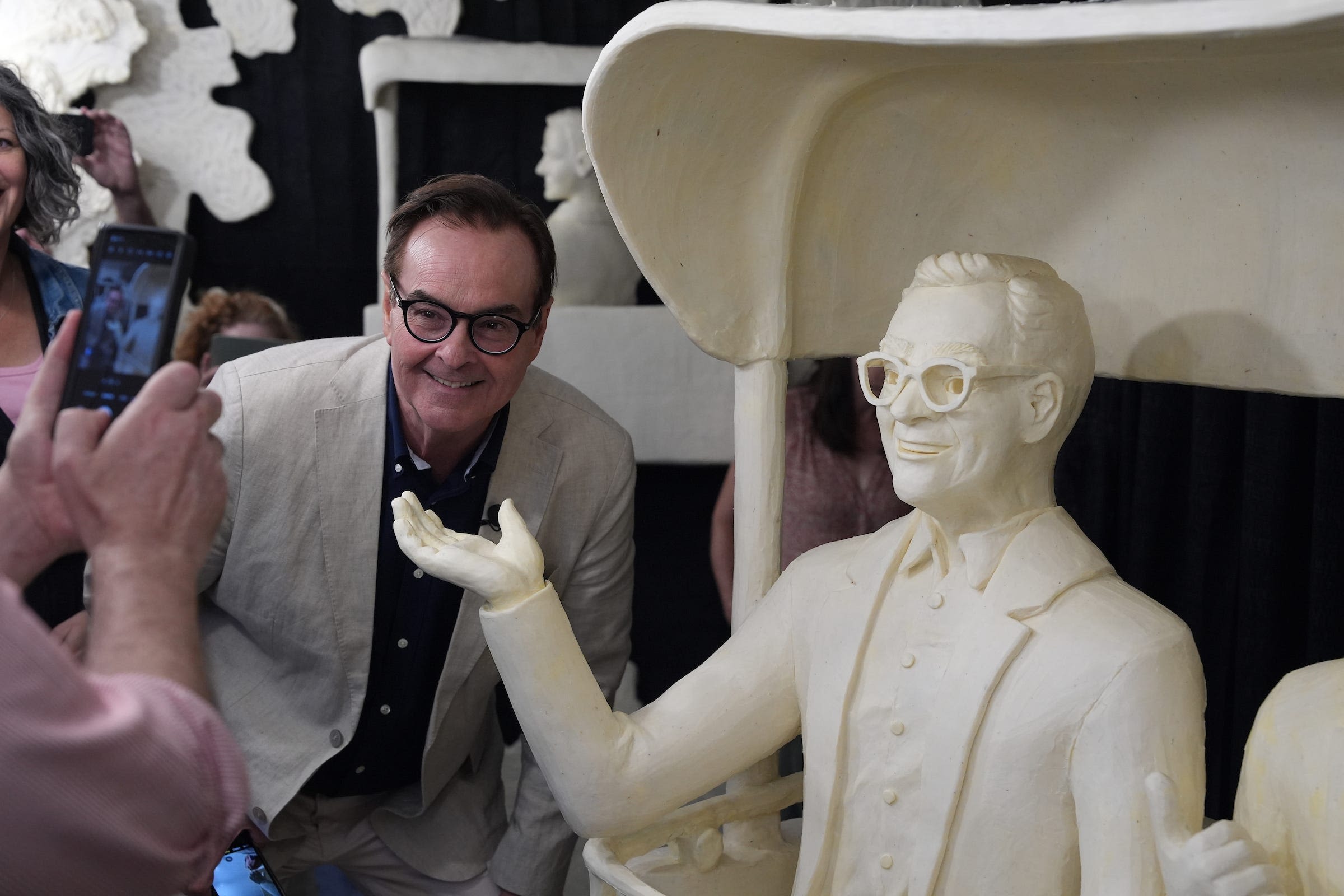 'Tonight Show' announcer, Des Moines native Steve Higgins visits his butter sculpture