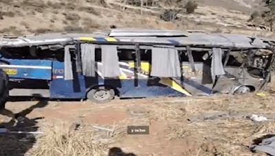 Ocho músicos de un grupo folclórico mueren en caída de bus a un barranco en Perú
